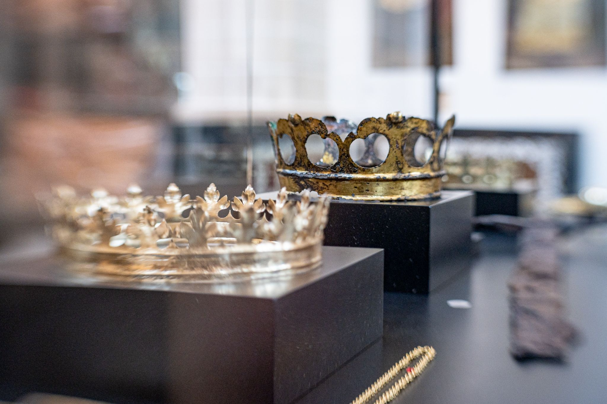Vilnius Opened Exhibition of Royal Burial Insignia Thought Lost for Almost One Century